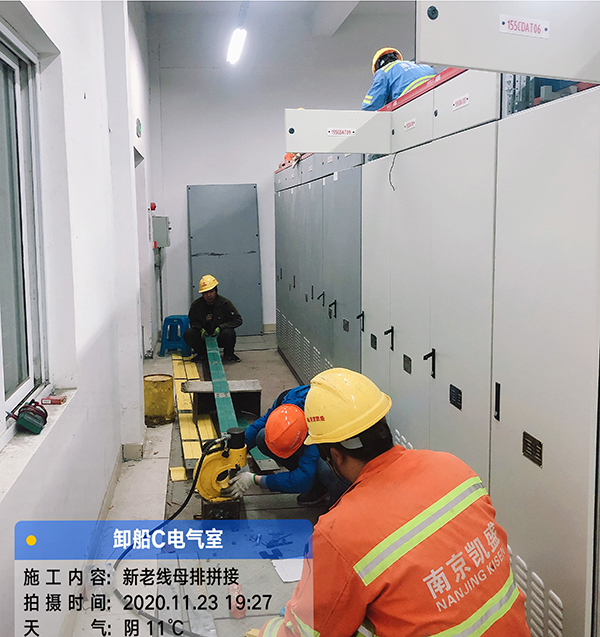 母排拼接現場工作.jpg