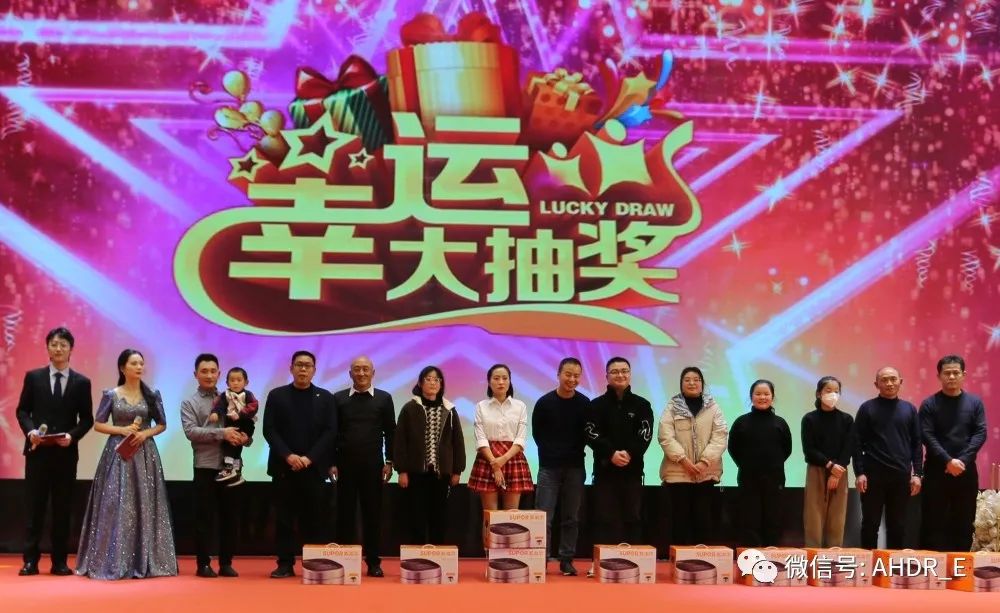 副總經理王楊和執行總裁王愛春頒發二等獎
